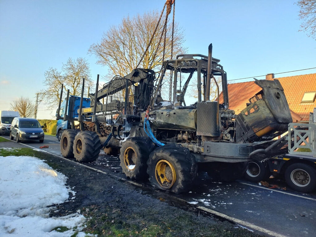 Brand eines forstwirtschaftlichen Fahrzeuge in Behrenwalde bei Grimmen.